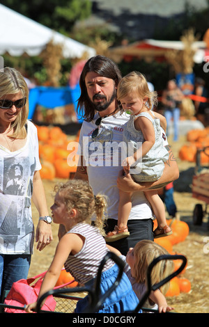 Foo Fighters und Them Crooked Vultures Rocker, Dave Grohl, mit seinen Töchtern Harper Willow und Violet Maye, eine Familie zu genießen Stockfoto