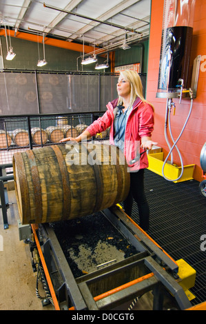 Reiseführer sprechen Entleerung im Alter Barrelsof Knob Creek Bourbon Whiskey in Jim Beam Destillerie in Clermont, Kentucky Stockfoto