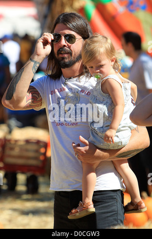 Foo Fighters und Them Crooked Vultures Rocker, Dave Grohl, mit seiner Tochter Harper Willow, genießen Familienausflug Mr. Bones Stockfoto