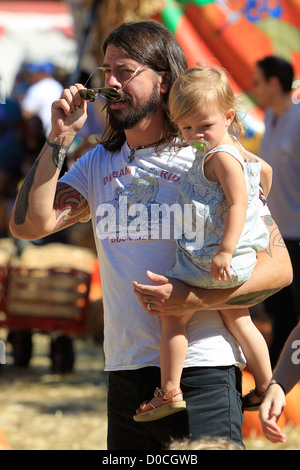 Foo Fighters und Them Crooked Vultures rocker Dave Grohl mit seiner Tochter Harper Willow genießen einen Familienausflug bei Mr. Stockfoto