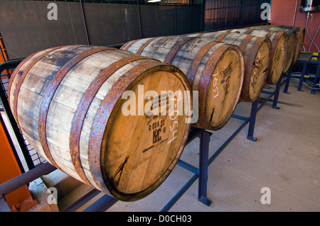 Barrel im Alter von Knob Creek Bourbon Whiskey bereit, in der Jim Beam Destillerie in Clermont, Kentucky entleert werden Stockfoto