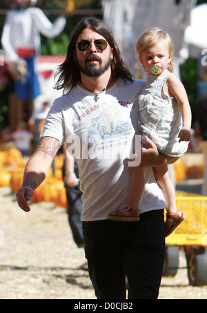 Foo Fighters und Them Crooked Vultures Rocker, Dave Grohl, mit seiner Tochter Harper Willow, genießen einen Familienausflug bei Mr. Stockfoto