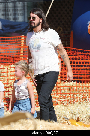 Foo Fighters und Them Crooked Vultures Rocker, Dave Grohl, mit seiner Tochter Harper Willow, genießen einen Familienausflug bei Mr. Stockfoto