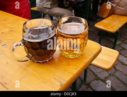 Bedruckte Gläser von Meissner Schwerter helle und dunkle Malz, dunkel, Bier, Meißen, Sachsen, Sachsen, Deutschland pub Tabelle getränke Gläser Stockfotografie