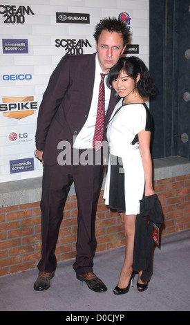 James Gunn und Mia Matsumiya Spike TV Scream 2010 Awards an der griechischen TheaterArrivals Los Angeles, Kalifornien Stockfoto