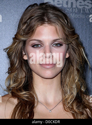 AnnaLynne McCord Hollywood-Stars besuchen die Einführung von Fallout New Vegas bei Regen Nightclub im The Palms Hotel Casino Las Stockfoto