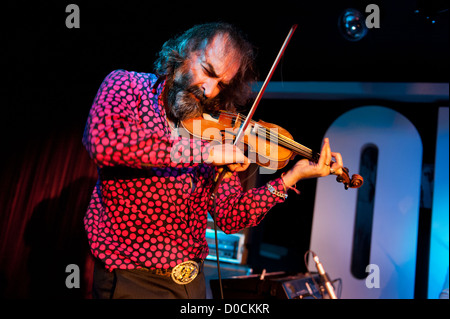 Warren Ellis mit seiner alternative-Rock-Gruppe Dirty drei bei der Glee Club, Birmingham 20. November 2012. Stockfoto