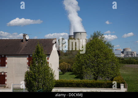 KERNKRAFTWERK IN BELLEVILLE-SUR-LOIRE GESEHEN VOM FRANZÖSISCHEN CANAL CHER (18) Stockfoto