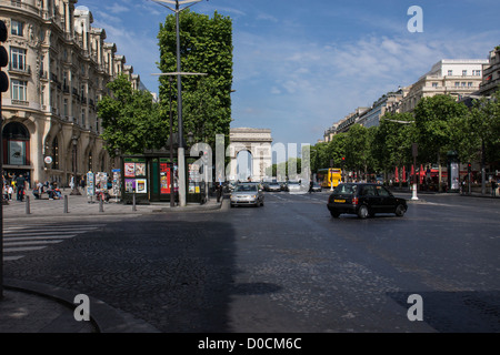 Zeigen Sie an, Champs-Elysées, Paris mit Blick auf den Arc de Triomphe mit Verkehr und Menschen Stockfoto