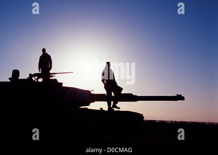 Silhouetten von US-Marines auf M1A1 Kampfpanzer bei Sonnenaufgang Stockfoto