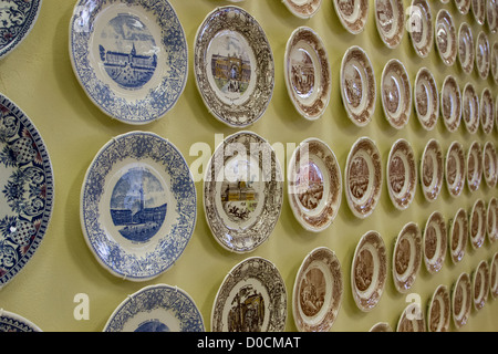 GESCHIRR AUF ANZEIGE IM SHOP DER TÖPFEREI VON GIEN LOIRET FRANKREICH Stockfoto