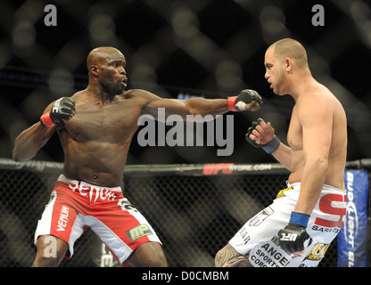 Cheick Kongo von Frankreich in die roten und weißen Shorts und Travis Brown von den USA UFC 120 - Ultimate Fighting Championships statt Stockfoto