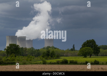 KÜHLTÜRME DES ATOMKRAFTWERKS IN DAMPIERRE EN STÄMMIGER LOIRET (45) FRANKREICH Stockfoto