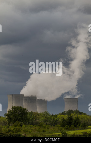 KÜHLTÜRME DES ATOMKRAFTWERKS IN DAMPIERRE EN STÄMMIGER LOIRET (45) FRANKREICH Stockfoto