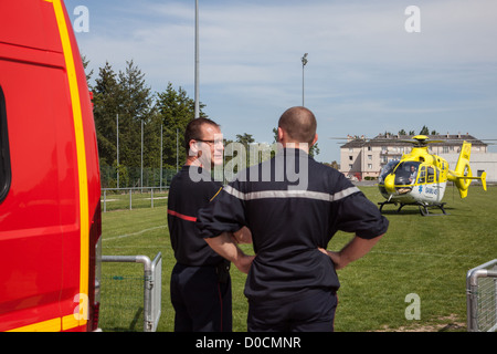 TRANSPORT VON EINEM OPFER AN BORD DER HELIKOPTER VON SAMU 45 DIENSTLEISTUNGEN MEDIZINISCHE NOTFALLAUFWENDUNGEN SULLY-SUR-LOIRE, LOIRET (45) FRANKREICH Stockfoto