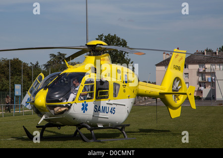 TRANSPORT VON EINEM OPFER AN BORD DER HELIKOPTER VON SAMU 45 DIENSTLEISTUNGEN MEDIZINISCHE NOTFALLAUFWENDUNGEN SULLY-SUR-LOIRE, LOIRET (45) FRANKREICH Stockfoto