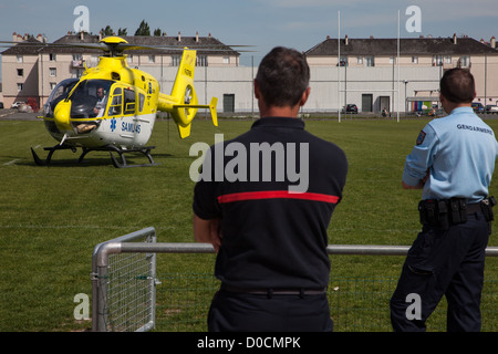 TRANSPORT VON EINEM OPFER AN BORD DER HELIKOPTER VON SAMU 45 DIENSTLEISTUNGEN MEDIZINISCHE NOTFALLAUFWENDUNGEN SULLY-SUR-LOIRE, LOIRET (45) FRANKREICH Stockfoto