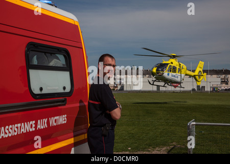 TRANSPORT VON EINEM OPFER AN BORD DER HELIKOPTER VON SAMU 45 DIENSTLEISTUNGEN MEDIZINISCHE NOTFALLAUFWENDUNGEN SULLY-SUR-LOIRE, LOIRET (45) FRANKREICH Stockfoto