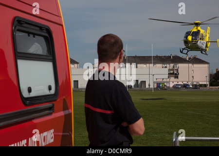 TRANSPORT VON EINEM OPFER AN BORD DER HELIKOPTER VON SAMU 45 DIENSTLEISTUNGEN MEDIZINISCHE NOTFALLAUFWENDUNGEN SULLY-SUR-LOIRE, LOIRET (45) FRANKREICH Stockfoto