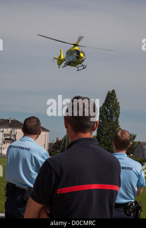 TRANSPORT VON EINEM OPFER AN BORD DER HELIKOPTER VON SAMU 45 DIENSTLEISTUNGEN MEDIZINISCHE NOTFALLAUFWENDUNGEN SULLY-SUR-LOIRE, LOIRET (45) FRANKREICH Stockfoto