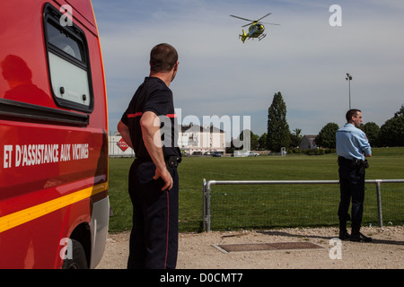 TRANSPORT VON EINEM OPFER AN BORD DER HELIKOPTER VON SAMU 45 DIENSTLEISTUNGEN MEDIZINISCHE NOTFALLAUFWENDUNGEN SULLY-SUR-LOIRE, LOIRET (45) FRANKREICH Stockfoto