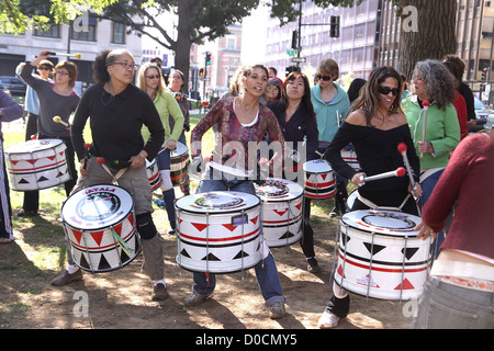 BATALA Trommler - eine weibliche Percussion band spielen Afro-brasilianischen/Samba-Reggae-Rhythmen-Proben an Farragut North Washington Stockfoto