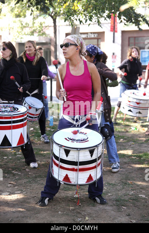 BATALA Trommler - eine weibliche Percussion band spielen Afro-brasilianischen/Samba-Reggae-Rhythmen-Proben bei Farragut Rth Washington Stockfoto