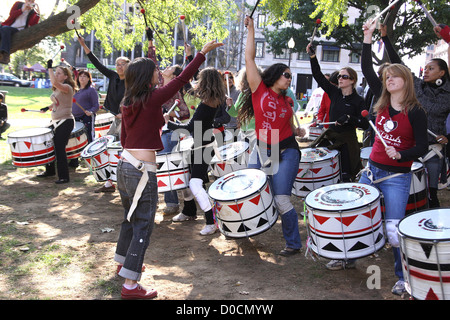 BATALA Trommler - eine weibliche Percussion band spielen Afro-brasilianischen/Samba-Reggae-Rhythmen-Proben Farragut North Washington DC, Stockfoto