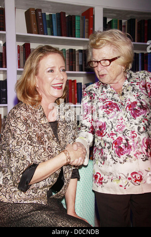 Eve Plumb (Jan von The Brady Bunch) und Dr. Ruth Westheimer Eröffnungsabend der Off-Broadway-Produktion von "Eve Plumb in Miss Stockfoto