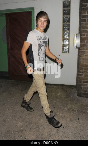 X Factor Kandidat Liam Payne Boy band "One Direction" eine Studio verlassen. London, England - 11.10.10 Stockfoto