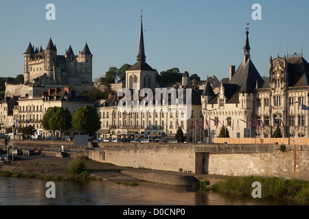 STADT VON SAUMUR AN DEN UFERN DER LOIRE MAINE-ET-LOIRE (49) FRANCE Stockfoto