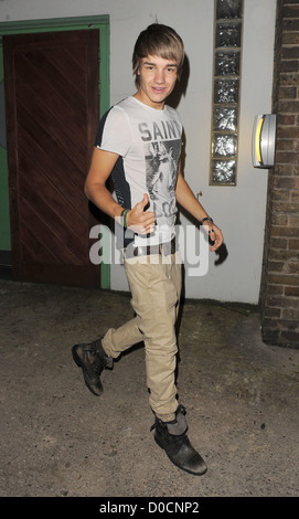 X Factor Kandidat Liam Payne Boy band "One Direction" eine Studio verlassen. London, England - 11.10.10 Stockfoto