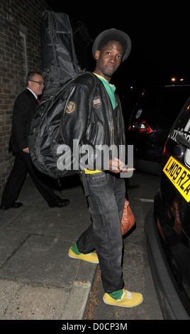 X Factor Kandidat John Adeleye eine Studio verlassen. London, England Stockfoto