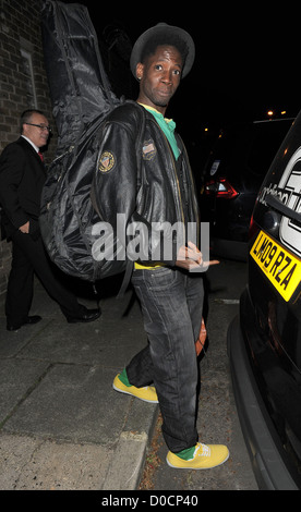 X Factor Kandidat John Adeleye eine Studio verlassen. London, England - 11.10.10 Stockfoto