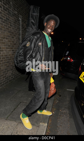 X Factor Kandidat John Adeleye eine Studio verlassen. London, England - 11.10.10 Stockfoto