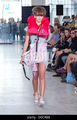 Modell von Lissabon Fashion Week Vitor Frühjahr/Sommer 2011 - Catwalk Lissabon, Portugal - 09.10.10 Stockfoto