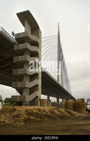Brücke über den Fluss Sava, Detail von der Baustelle in Belgrad. Stockfoto