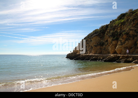 Alte Stadt Algarveküste und Klippen Stockfoto