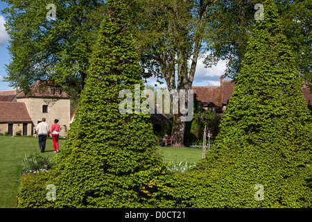 FLORAL PARK DAS DORF VON APREMONT-SUR-ALLIER EINES DER SCHÖNSTEN DÖRFER VON FRANKREICH CHER (18) Stockfoto