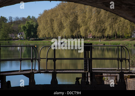 DER ALTE LEGENDÄRE LOCK CHATILLON-SUR-LOIRE, LOIRET (45) FRANKREICH Stockfoto