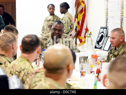 Gen Lloyd J. Austin III, Vice Chief Of Staff, US Army, trifft sich mit Soldaten, die er regelmäßig als die Armee "Kapital", von kombiniert Joint Task Force -1 über das Frühstück beschreibt, die Professionalität der Armee als Institution an Ba zu diskutieren Stockfoto