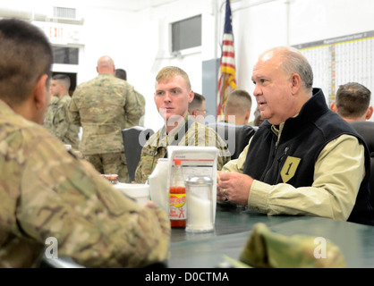 Unter Secretary Of The Army Joseph W. Westphal trifft sich mit Soldaten aus Combined Joint Task Force -1 beim Frühstück um die Vielseitigkeit der Armee am Bagram Airfield, Afghanistan, 21. November 2012 zu diskutieren. Stockfoto