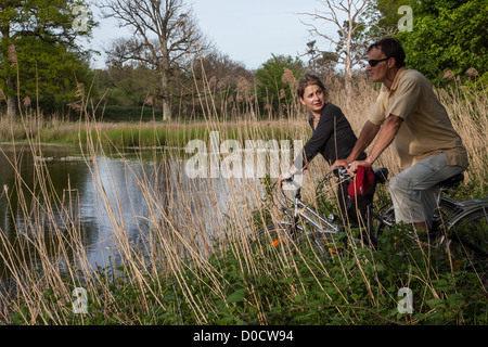 GRUPPE VON RADFAHRERN AM UFER EINES TEICHES DOMAINE DE CHAMBORD "LOIRE EIN VELO" RADSPORT REISEROUTE LOIR-ET-CHER (41)-FRANKREICH Stockfoto