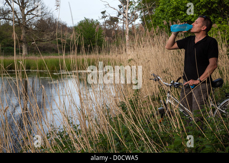 GRUPPE RADFAHRER MIT DRINK AUF BANKEN TEICH DOMAINE DE CHAMBORD "LOIRE VELO" CYCLING ROUTE LOIR-ET-CHER (41) FRANCE Stockfoto