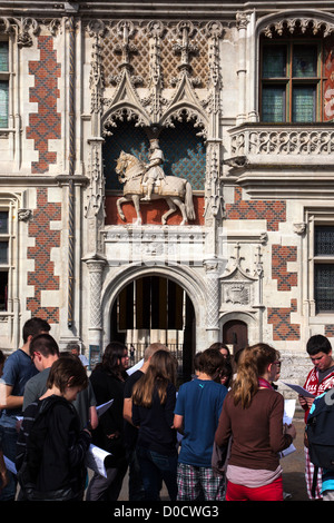 GRUPPE SCHÜLER IM VORDEREN REITERSTATUE LUDWIG XII EINTRITT KÖNIGLICHE SCHLOSS ORT DU CHÂTEAU BLOIS LOIR-ET-CHER (41) FRANKREICH Stockfoto