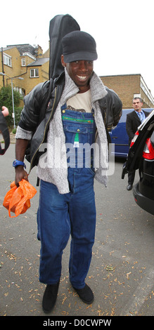 X Factor-Finalisten John Adeleye Ankunft in den Aufnahmestudios für Proben London, England - 18.10.10 Stockfoto