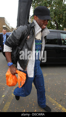 X Factor-Finalisten John Adeleye Ankunft in den Aufnahmestudios für Proben London, England - 18.10.10 Stockfoto