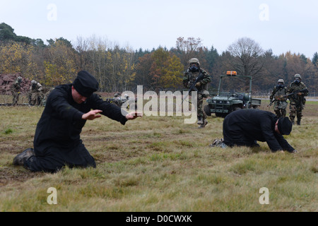 SPANGDAHLEM AIR BASE, Deutschland-Flieger aus der 606th Air Control Squadron feindliche Kombattanten für Waffen und Kommunikations-Ausrüstung während der Kampfbereitschaft 14. November 2012 Ausbildung suchen. Das Training sorgt dafür, dass Flieger vollqualifizierten mis durchführen Stockfoto