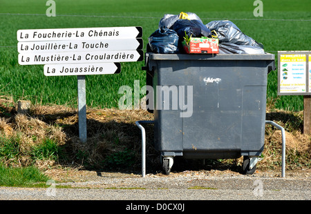 Landschaft der nördlichen Mayenne Landschaft. Abfallbehälter, Zeichen, die die Namen der Betriebe, Norden Mayenne (Frankreich). Stockfoto