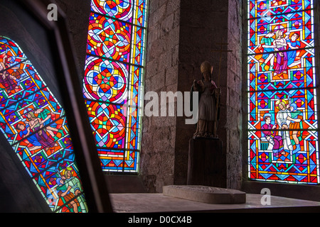 GLASFENSTER IN DER ABTEIKIRCHE VON NOTRE-DAME IN BEAUGENCY LOIRET (45) FRANKREICH Stockfoto